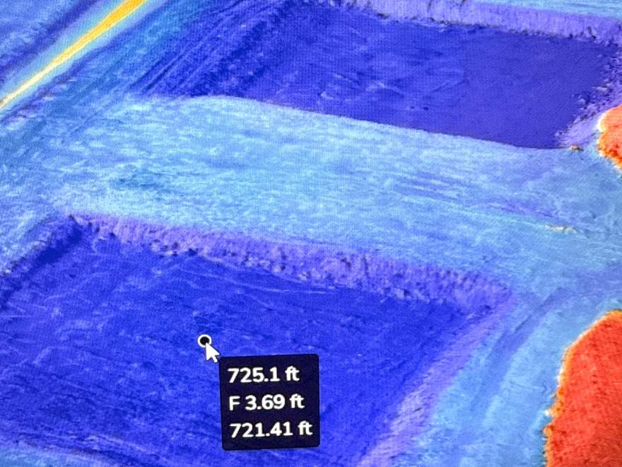Cut/fill color surface with a modeled fill value at one control point
